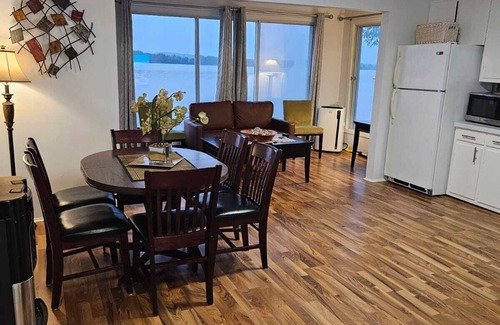 Clarence-Rockland Cabaña | Beautiful riverfront cottage with dream views