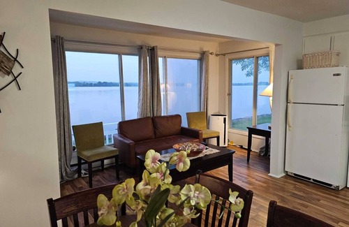 Clarence-Rockland Cabaña | Beautiful riverfront cottage with dream views