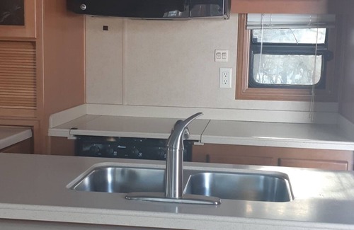 Manitoba Alquiler De RV | Beautiful RV with a hot tub, at Ofty's Riverside Campground.
