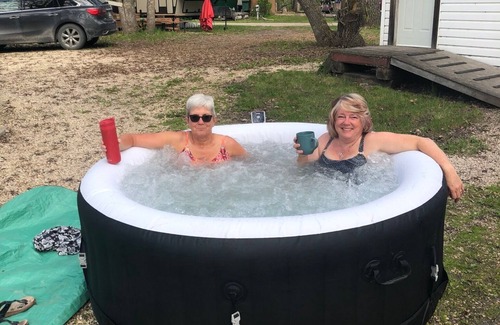 Manitoba Alquiler De RV | Beautiful RV with a hot tub, at Ofty's Riverside Campground.