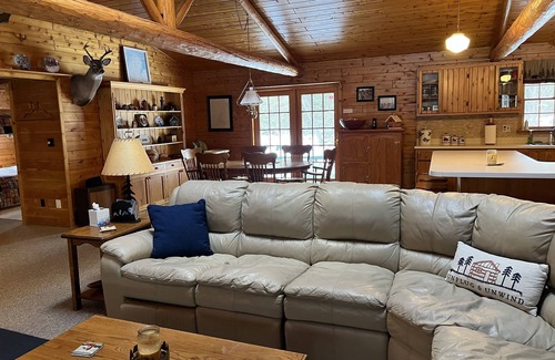 Cheboygan Casa | Hermosa casa de madera en el corazón del norte de Michigan