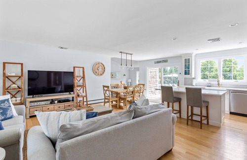 Southampton Casa | Nuevo en el mercado: rancho encantador totalmente renovado en Southampton Village