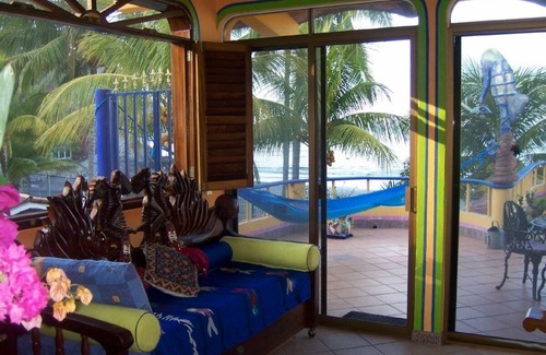 Los Ayala Villa | Hermosa suite espaciosa con amplia terraza con vista panorámica en una playa de arena