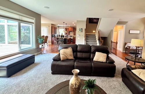 Cedar Rapids Casa | Beautiful & Spacious 6-bedroom house with Entertainment