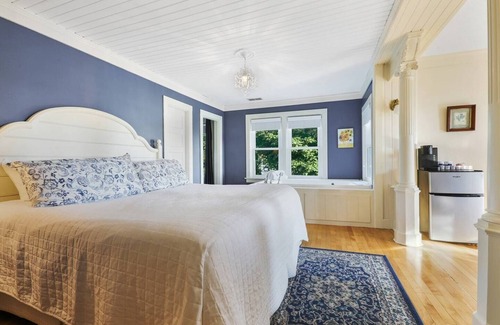 Sturgeon Bay Hotel | Beautiful suite with two person Jet tub. Downtown!