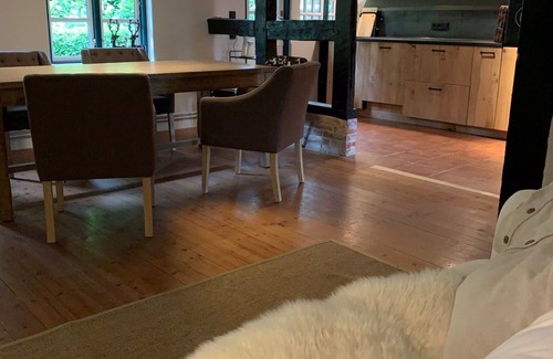 Behrensdorf Casa | Hermoso techo de paja, muebles de alta calidad, antigüedades, horno, jardín.