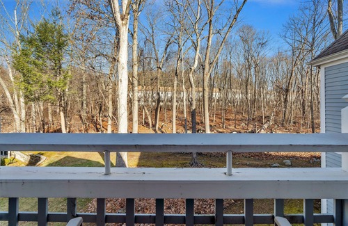 Norwichtown Apartamento | Beautiful top floor corner unit. Private entrance.