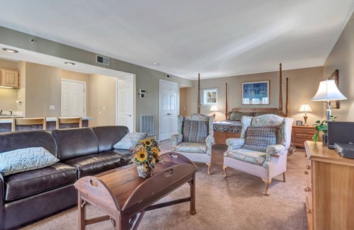 Norwichtown Apartamento | Beautiful top floor corner unit. Private entrance.