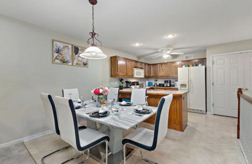 Gladstone Casa | Beautiful Townhome, 11 minutes to Downtown, KCMO.