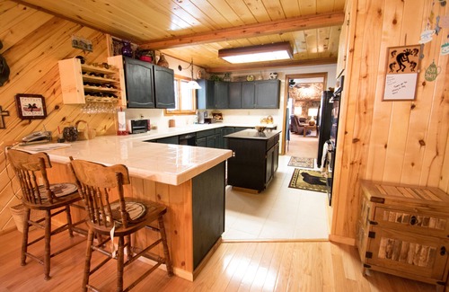 Taos Ski Valley Casa | ¡Amplia cabaña junto a la montaña, perfecta para familias extensas o grupos grandes!