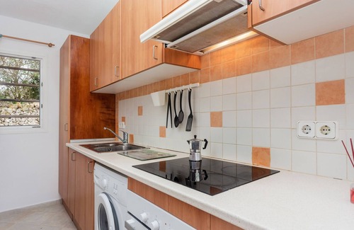 Binisafua Apartamento | Hermoso apartamento "Binisafua Playa - Apartamento 18" cerca de la playa, con piscina exterior compartida, aire acondicionado, Wi-Fi, terraza privada y jardín comunitario