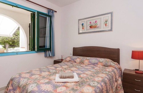 Binisafua Apartamento | Hermoso apartamento "Binisafua Playa - Apartamento 18" cerca de la playa, con piscina exterior compartida, aire acondicionado, Wi-Fi, terraza privada y jardín comunitario