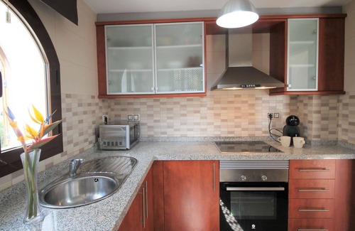 Polop Casa | Preciosa casa de vacaciones para 6 personas con piscina, A/C, WIFI, TV, patio y vista panorámica