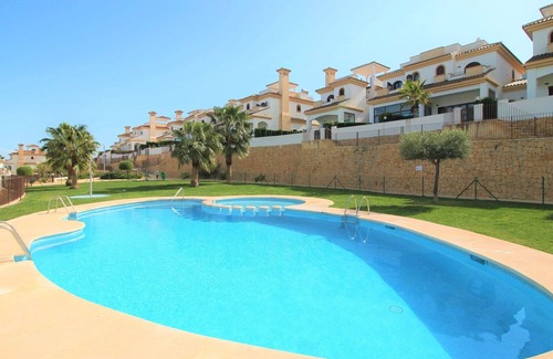 Polop Casa | Preciosa casa de vacaciones para 6 personas con piscina, A/C, WIFI, TV, patio y vista panorámica