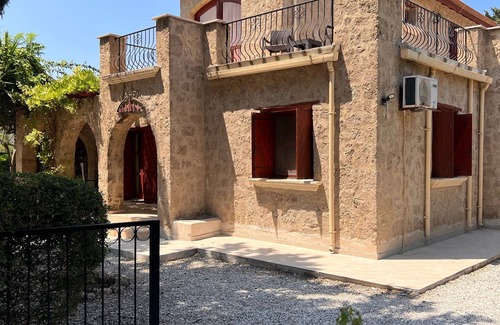 Karsiyaka Villa | Hermosa villa, gran jardín privado con piscina, wifi gratuito