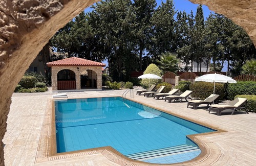Karsiyaka Villa | Hermosa villa, gran jardín privado con piscina, wifi gratuito
