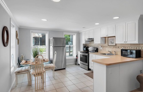 Avon Condominio | Hermoso y bien diseñado condominio en Bay Head en el primer piso con área de asientos al aire libre