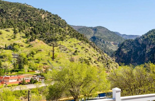 Glenwood Springs Casa | Beautifully Renovated Room with Mountain Views in 100-year Hotel