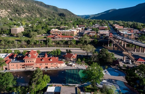 Glenwood Springs Casa | Beautifully Renovated Room with Mountain Views in 100-year Hotel