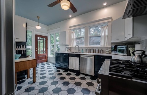 Murfreesboro Casa | Beautifully restored 4 bedroom 1924 Craftsman Style Southern home w/ Gas Range