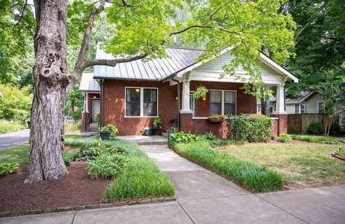 Murfreesboro Casa | Beautifully restored 4 bedroom 1924 Craftsman Style Southern home w/ Gas Range