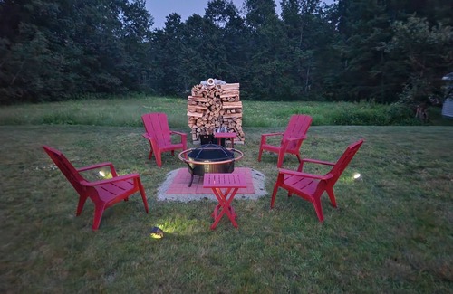 Blandford Casa | Beautifully Restored Federal Colonial. New pool,Large Deck, New Hot tub, privacy