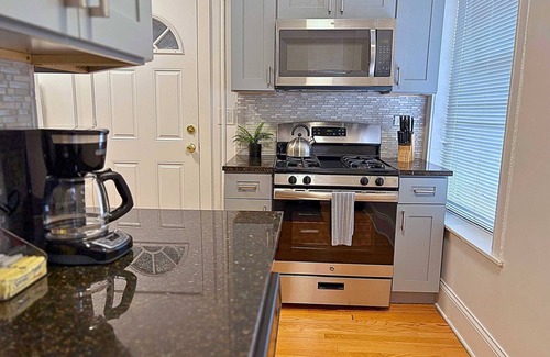 Wrigleyville Apartamento | Beautifully Set Up 2BR Space