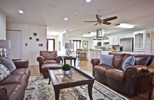 Rambo Riviera Casa | Bikes Blues y BBQ Week Available- Beaver Lake Home-Sleeps 16-Private Dock