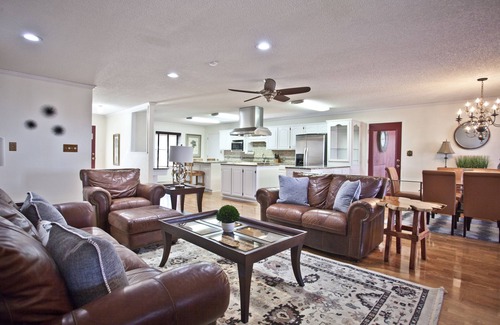 Rambo Riviera Casa | Bikes Blues y BBQ Week Available- Beaver Lake Home-Sleeps 16-Private Dock