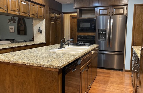 Springdale Casa | Beaver Lakeshore Escape - Stay right on the shore of Beaver Lake!