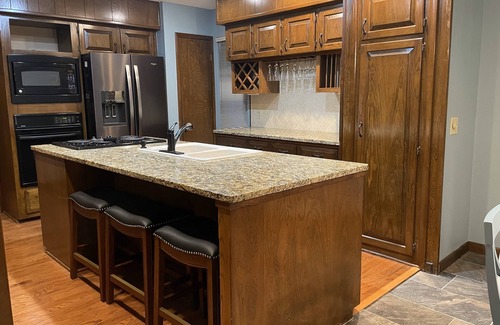 Springdale Casa | Beaver Lakeshore Escape - Stay right on the shore of Beaver Lake!