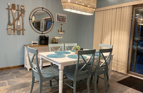 Springdale Casa | Beaver Lakeshore Escape - Stay right on the shore of Beaver Lake!