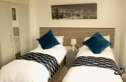 Kettering Casa | Beckleigh House, Kettering king or twin beds free parking x3