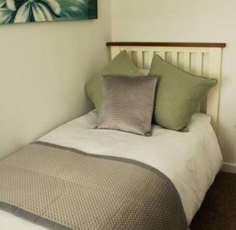 Kettering Casa | Beckleigh House, Kettering king or twin beds free parking x3