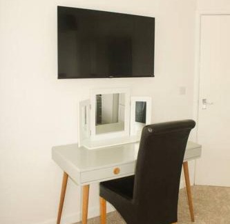 Kettering Casa | Beckleigh House, Kettering king or twin beds free parking x3