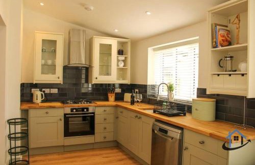 Kettering Casa | Beckleigh House, Kettering king or twin beds free parking x3