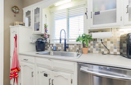 Gladstone Casa | Becky & Marvels 420 Stay (Private Room)