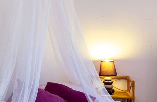 L'Epine Cama Y Desayuno | Alojamiento y desayuno 'Ancolie' con terraza privada, jardín compartido y Wi-Fi