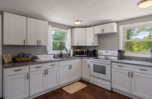 Belmont Historic District Casa | Bee Happy Home - Sweet Home in the Heart of Belmont