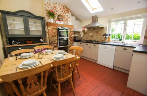 Staplefield Casa | Beeches Cottage - Beautiful Garden - Parking
