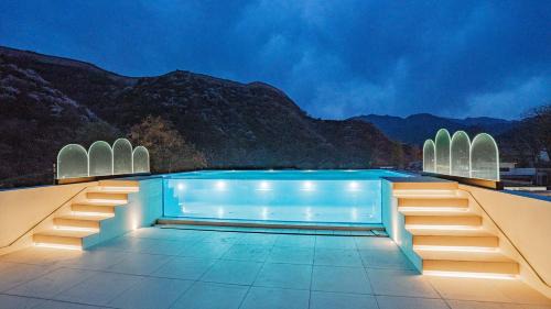 Sanpu Hotel | Beifei Garden-Majestic Great Wall View Exclusive Hot Spring Villa，5 minutes' walk to Badaling Shuiguan Great Wall，Rooftop Infinity Pool with Panoramic Great Wall Views，Free Coffee, Laundry