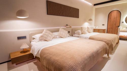 Sanpu Hotel | Beifei Garden-Majestic Great Wall View Exclusive Hot Spring Villa，5 minutes' walk to Badaling Shuiguan Great Wall，Rooftop Infinity Pool with Panoramic Great Wall Views，Free Coffee, Laundry