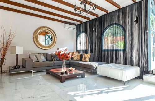 Ixia Villa | Bella Foresta Villa II