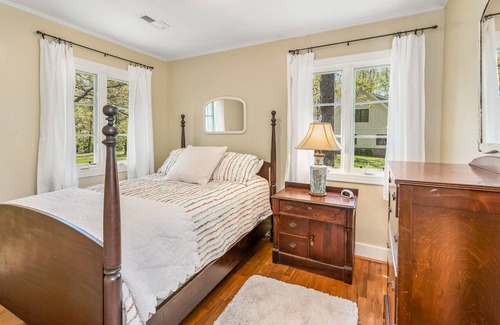 Mentone Cabaña | Belle Oak Cottage. Stunning Views In A Quaint 1940s Brow-Front Mountain Home