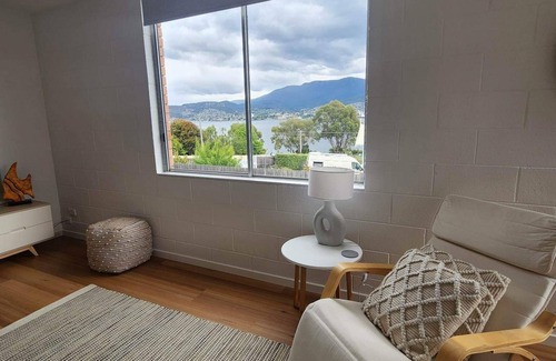 Rosny Apartamento | Bellerive Bluff 2 Bedroom Apartment has water views, close to Restaurants, Beach