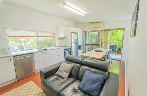 Amity Point Cabina | Belles on Ballow - Wombat Lodge