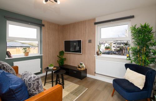 Plasnewydd Casa | Benjamin Suite - Modern 3BR Apartment with Parking & WIFI
