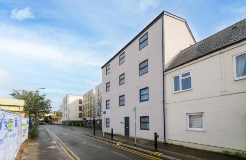 Plasnewydd Casa | Benjamin Suite - Modern 3BR Apartment with Parking & WIFI