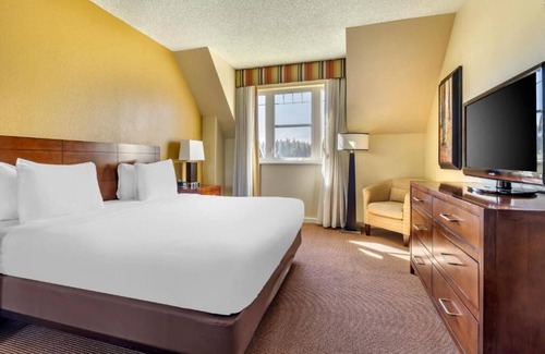 South Lake Tahoe Hotel | Best Place to Stay in California! 2 Comfortable Units, Outdoor Pool, Parking!
