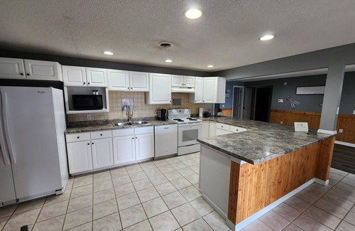 Goreville Casa | Best sunset views on the lake, renovated 3 bedrooms, 2 bath sleeps 8 people.